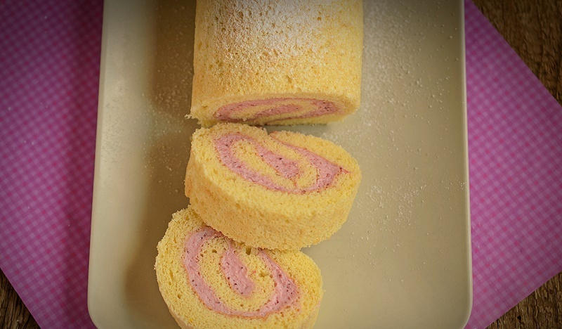 Ruladă cu cremă mascarpone şi căpşuni