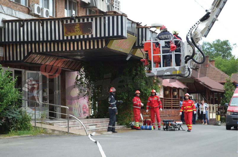 Hotel din Târgu-Jiu, cuprins de flăcări