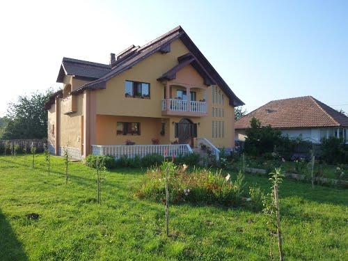 Optzeci de lei ca să dormi o noapte în casa primarului din Baia de Fier