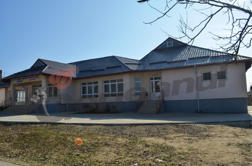 Gura târgului / Elevii liceului din Turburea vin cu sticle de apă de acasă pentru toaletele şcolii