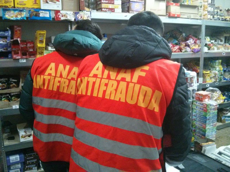 Fost inspector antifraudă „corupt” cu niște țeavă și o canistră goală