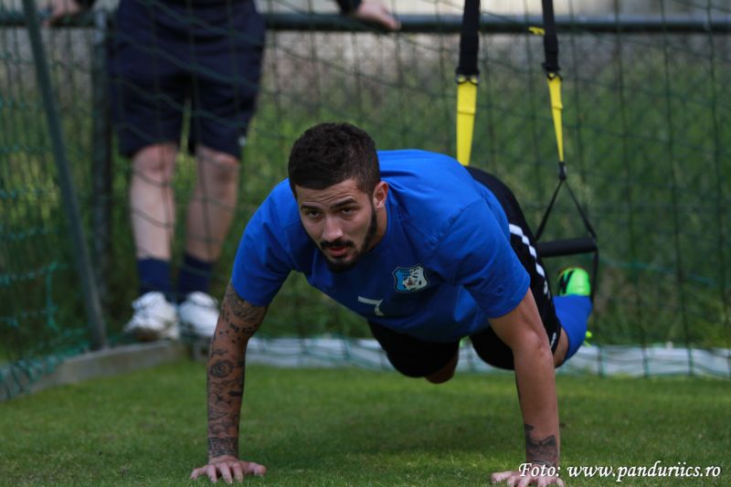 Unul vine, altul pleacă