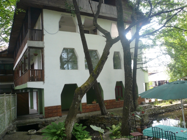 În organizarea CJCPCT Gorj – Tabără Internaţională de Pictură Religioasă, la Pensiunea “Casa Brâncuşi” din Peştişani !