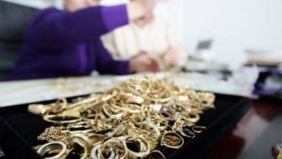 Bărbat cercetat pentru furt și șantaj