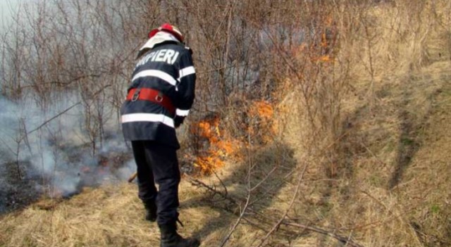 Peste 37 de hectare de teren, afectate de incendiile de vegetaţie uscată