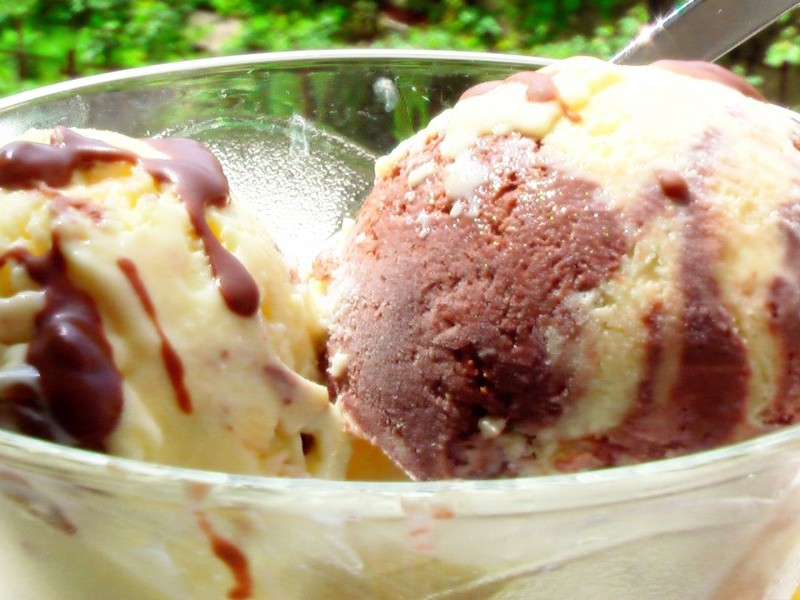 Îngheţată de vanilie şi ciocolată