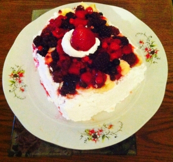 Tort de frişcă cu pişcoturi şi fructe