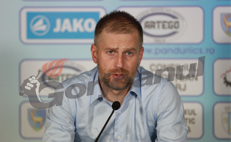 Unul pleacă, altul vine!