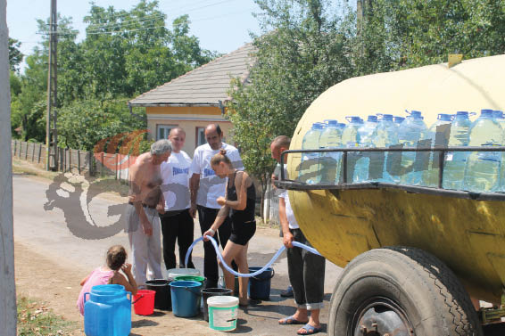 Apă potabilă la bidon şi menajeră cu cisterna, zilnic, pentru localnicii din Chiciora