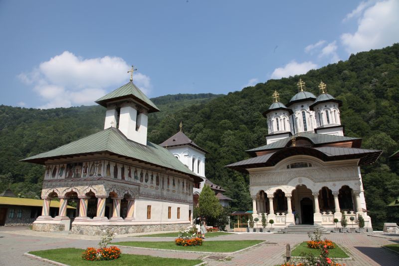 Mii de credincioşi, aşteptaţi joi la Mănăstirea Lainici