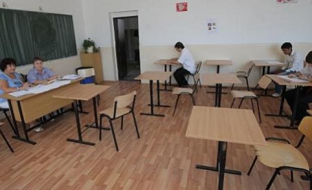 Elevii de clasa a VIII-a se pregătesc de examenele de corigență