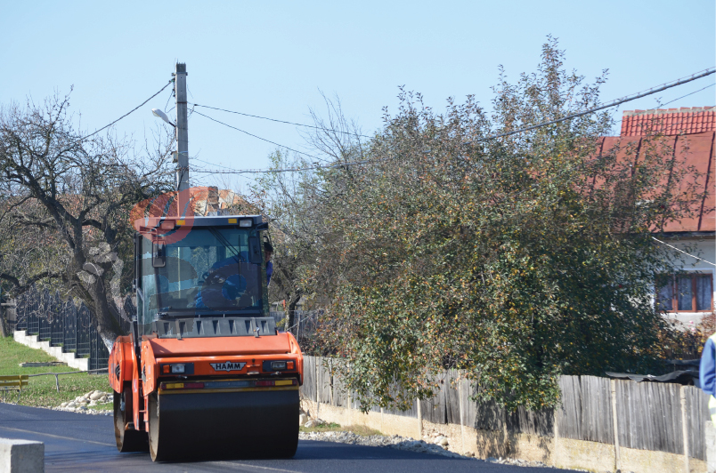 Se asfaltează o stradă din cartierul Drăgoieni