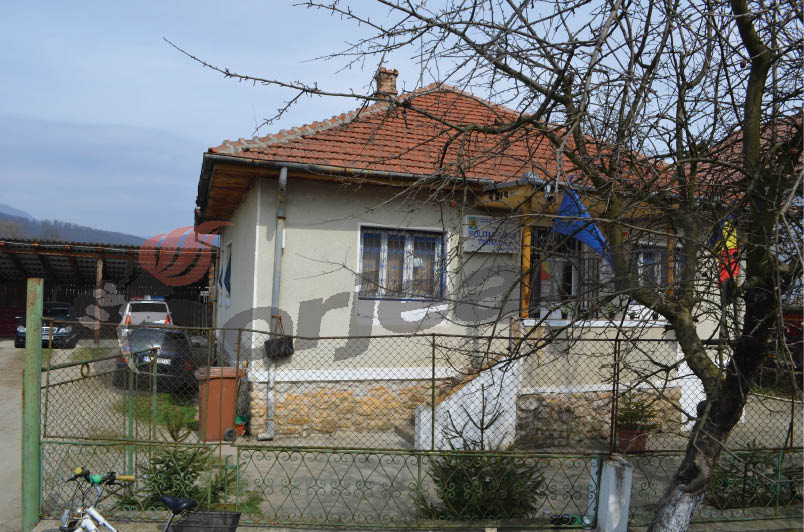 Purtat pe la patru posturi de poliţie după ce nevasta i-a furat maşina