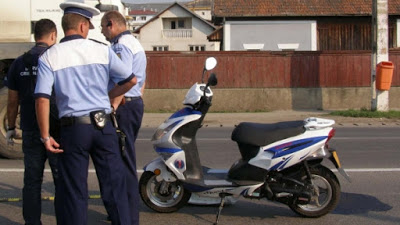 Dosare penale pentru doi mopedişti fără permis