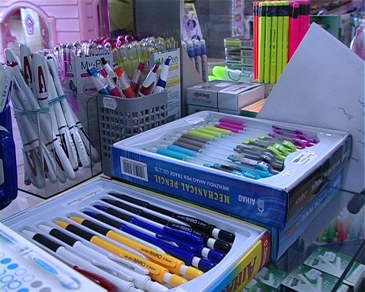 Părinţii au pornit în căutarea rechizitelor şcolare