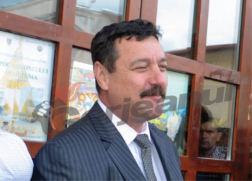 Primarul de Leleşti, acuzat că a scuipat un tânăr fermier