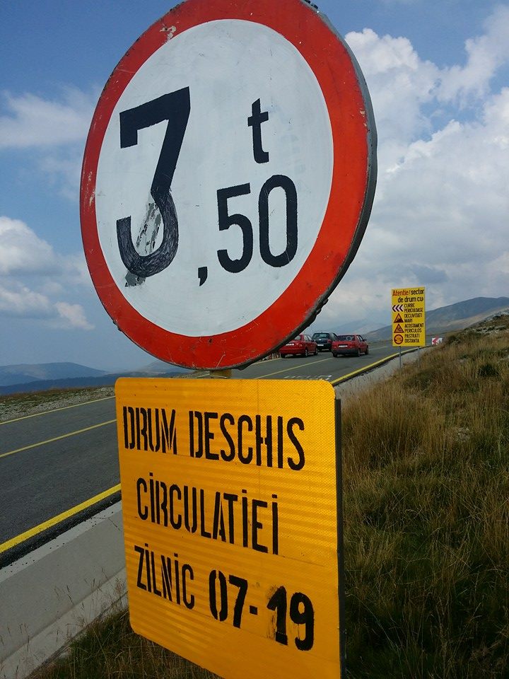 Oficial deschisă, Transalpina a atras mii de turişti în weekend