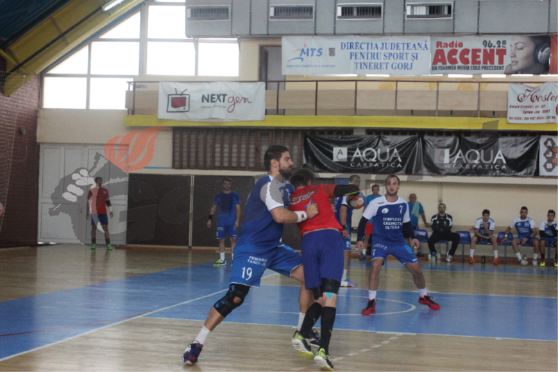 Duel cu liderul la handbal