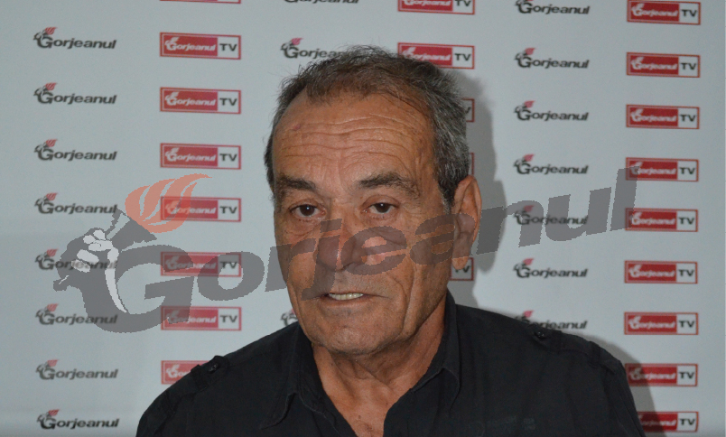 Profesorul Theodor Tătaru strigă catalogul clasei a XIII-a A, după 40 de ani de la absolvire