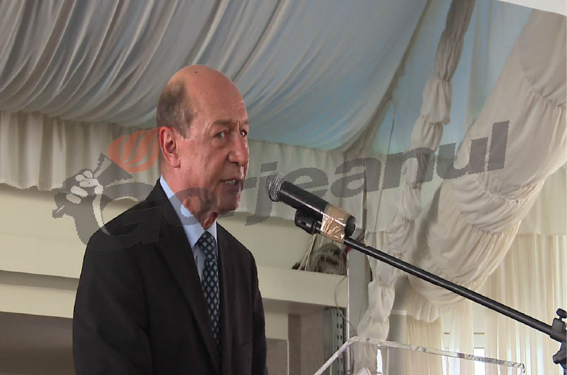 Băsescu a făcut o baie de mulţime la Târgu-Jiu