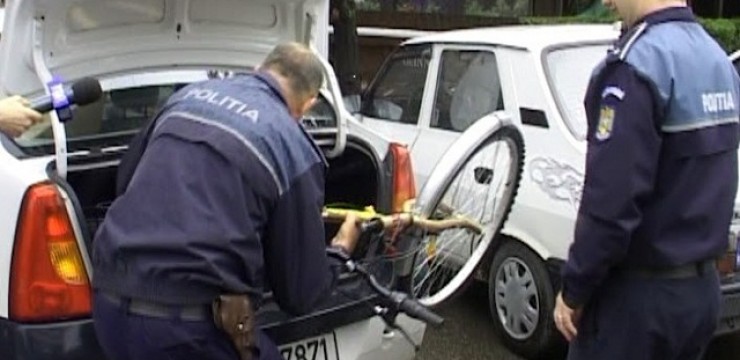 Tineri reţinuţi pentru furt calificat