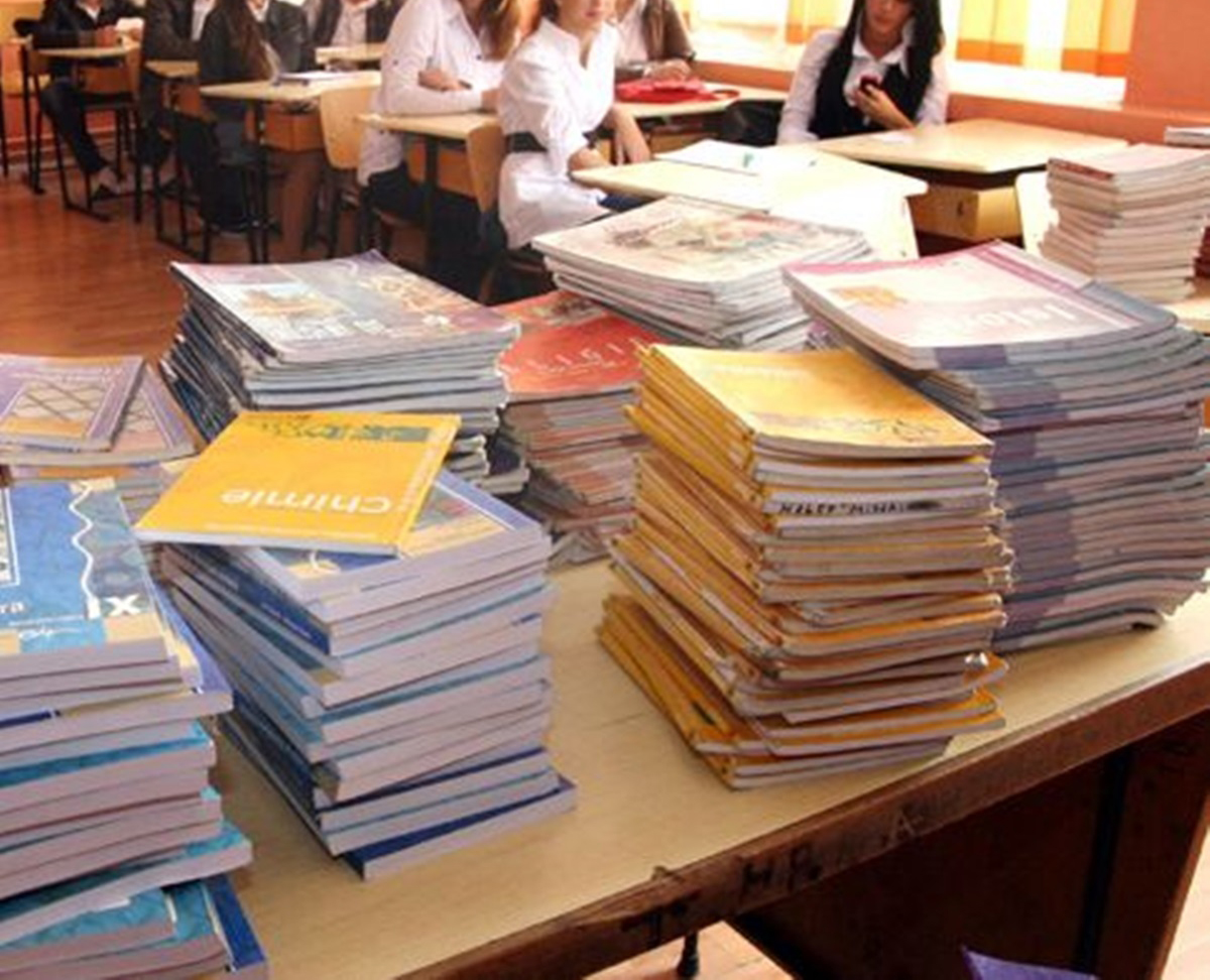 Manualele liceenilor din anii terminali, decontate în limita a 55 de lei