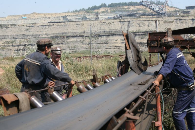 Încă o sută de mineri din Motru renunţă la masa caldă