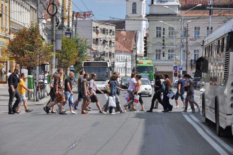 Se vorbeşte frecvent cum că neică ăla ajuns „politician” ori „om de afaceri” e „prost” sau „impostor”, „ticălos” sau „hoţ”