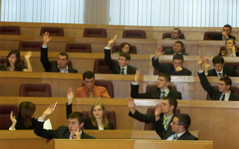 Au început înscrierile pentru “Parlamentul Tinerilor”