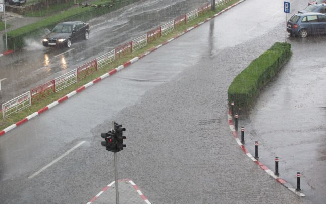 Vremea se schimbă radical, Vin ploile şi scad temperaturile