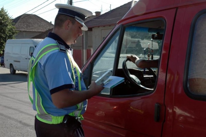 Fără permis, la volanul unei autoutilitare cu numere expirate