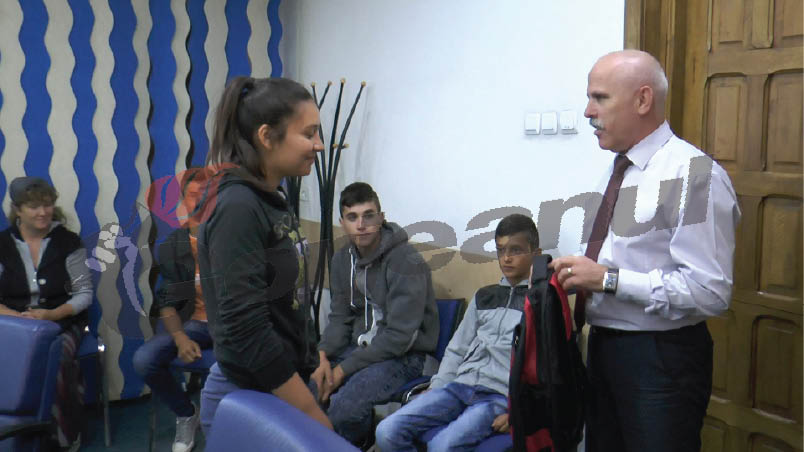 Rechizite gratuite pentru 43 de elevi nevoiaşi