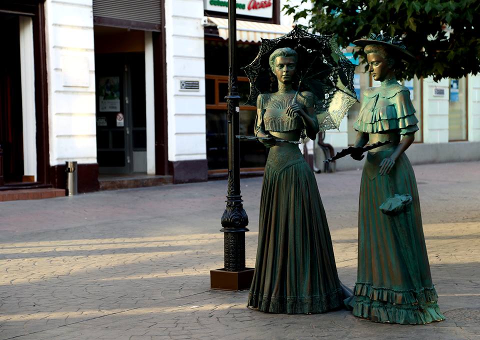 Statuile de ipsos ale lui Paul Popescu, vandalizate înainte de începerea Festivalului Toamnei