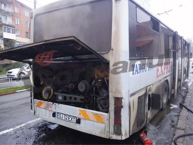Autobuz cuprins de flăcări în mers