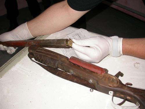 Armă de vânătoare artizanală, găsită pe un teren viran