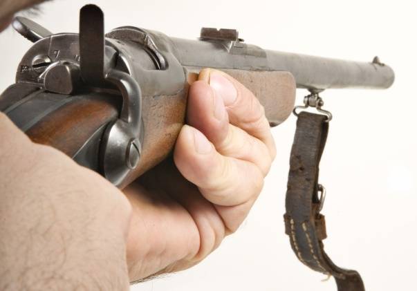 Cercetați pentru deținere ilegală de arme