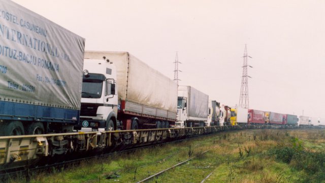 Exporturi pe minus, importuri pe plus