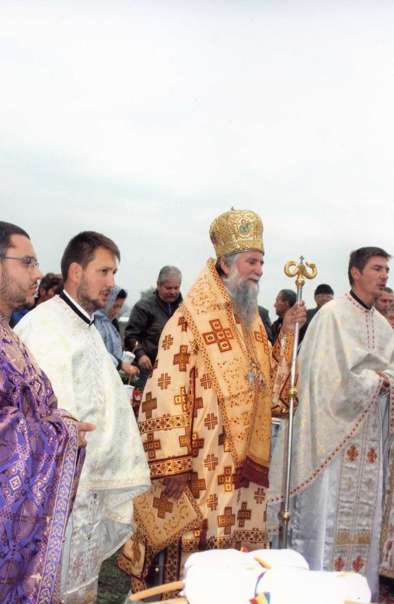 Înalt Preasfinţitul Academician doctor Irineu Popa-Mitropolitul Olteniei şi Arhiepiscopul Craiovei a resfinţit biserica de pe colina împădurită a localităţii Mieluşei, care are Hramul Adormirea Maicii Domnului – Trei secole de credinţă şi spiritualitate ortodoxă pe colina localităţii Mieluşei din comuna Stoina, judeţul Gorj (II)