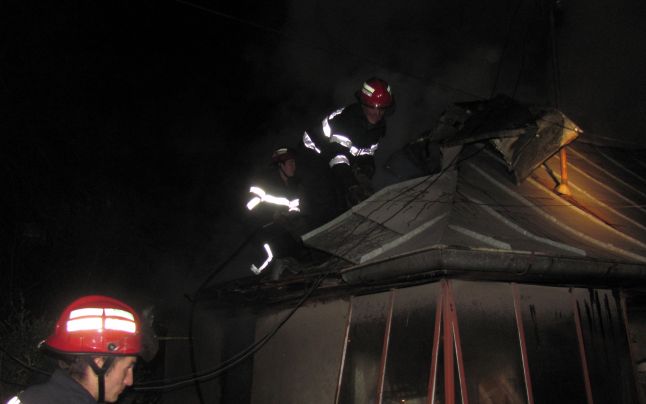 Casă din Târgu-Jiu, cuprinsă de flăcări