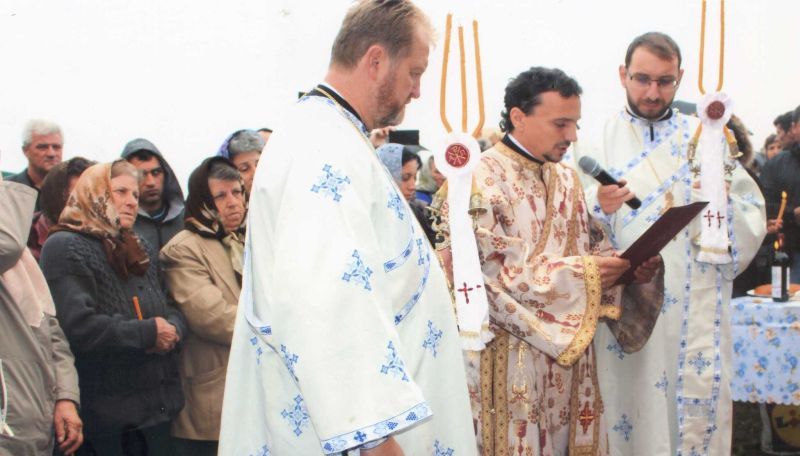 Înalt Preasfinţitul Academician doctor Irineu Popa-Mitropolitul Olteniei şi Arhiepiscopul Craiovei a resfinţit biserica de pe colina împădurită a localităţii Mieluşei, care are Hramul Adormirea Maicii Domnului – Trei secole de credinţă şi spiritualitate ortodoxă pe colina localităţii Mieluşei din comuna Stoina, judeţul Gorj (I)