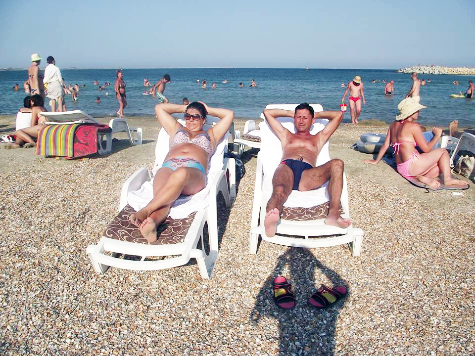 În timp ce viceprimarul ţine de şase / Nevasta primarului de Stăneşti şi edilul Pîrvulescu împart banii publici în familie