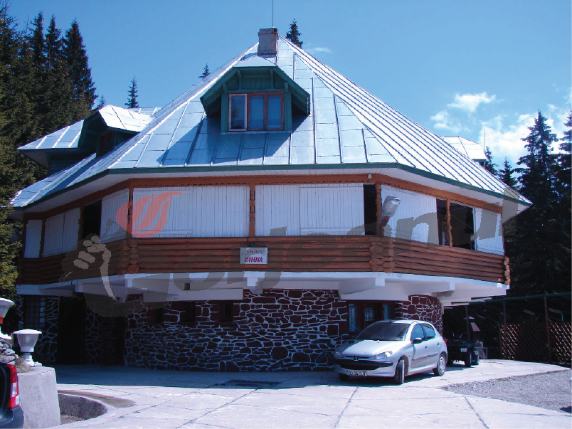 Sub nepăsarea autorităţilor din Novaci / Cabana de vânătoare a prim-ministrului Tătărescu, demolată pentru o parcare