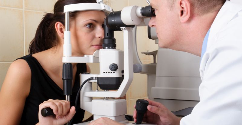 Angajatorii sunt obligaţi să deconteze controalele oftalmologice ale salariaţilor care lucrează la calculator