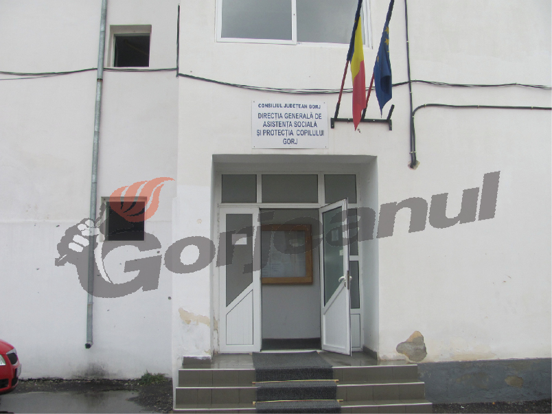 Zeci de minori, adoptaţi de familii gorjene