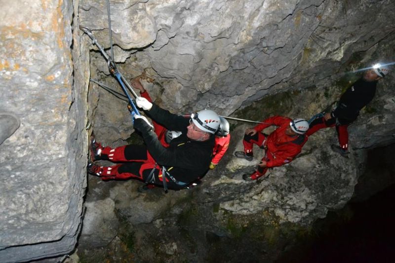 Exerciţiu de salvare din perete pe timp de noapte, în Cheile Galbenului