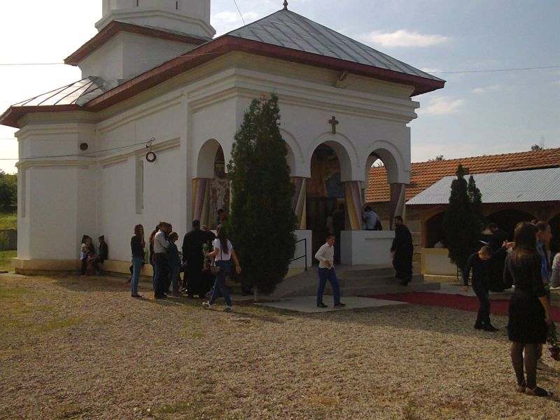 Popa Călinoiu de la Poiana, reclamat că face politică în biserică