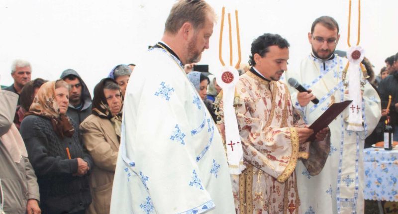 Înalt Preasfinţitul Academician doctor Irineu Popa-Mitropolitul Olteniei şi Arhiepiscopul Craiovei a resfinţit biserica de pe colina împădurită a localităţii Mieluşei, care are Hramul Adormirea Maicii Domnului – Trei secole de credinţă şi spiritualitate ortodoxă pe colina localităţii Mieluşei din comuna Stoina, judeţul Gorj