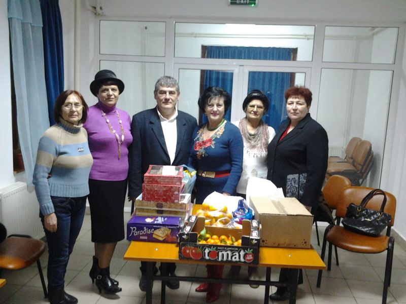 Elvira Şarapatin, cu cadouri la vârstnicii de la Dobriţa