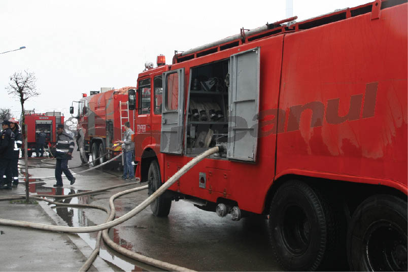 Incendiu la un palat țigănesc din Pișteștii din Deal