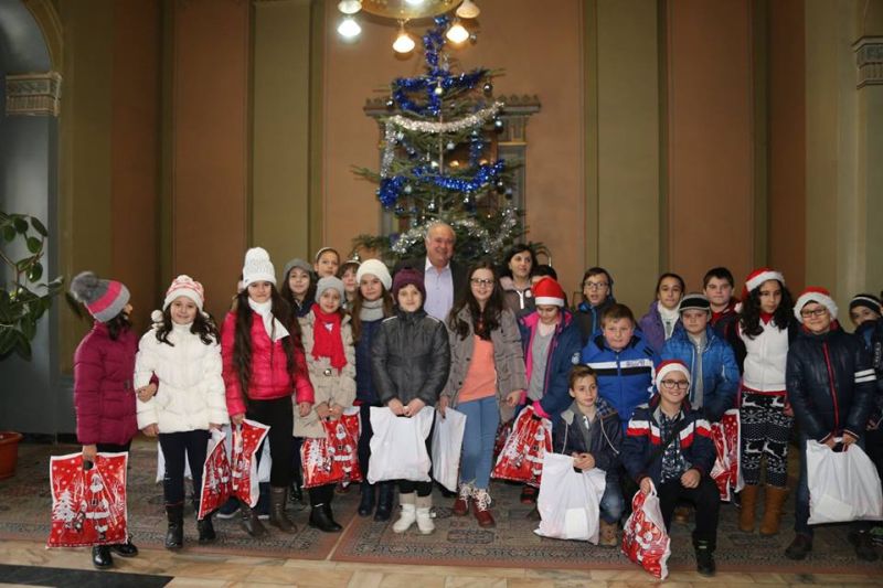 Mii de colindători au trecut pragul Consiliului Judeţean Gorj